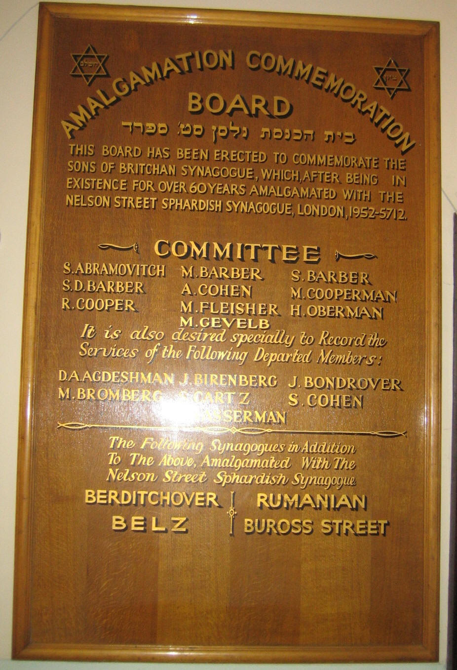 The amalgamation plaque in the lobby of Nelson Street synagogue, commemorating the Belzer synagogue among others